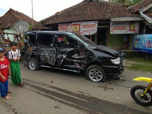 Mobil Bonyok Tertabrak Kereta di Tasikmalaya