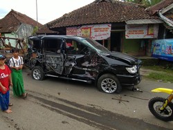 Mobil Bonyok Tertabrak Kereta di Tasikmalaya