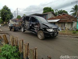 Mobil Berisi 3 Orang Tertabrak Kereta di Tasikmalaya