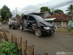 Mobil Berisi 3 Orang Tertabrak Kereta di Tasikmalaya