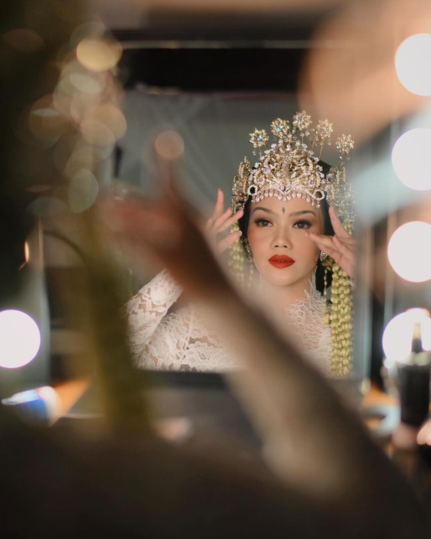n Yura Yunita Tampil Menawan dengan Riasan Pengantin Sunda di Hari Pernikahan