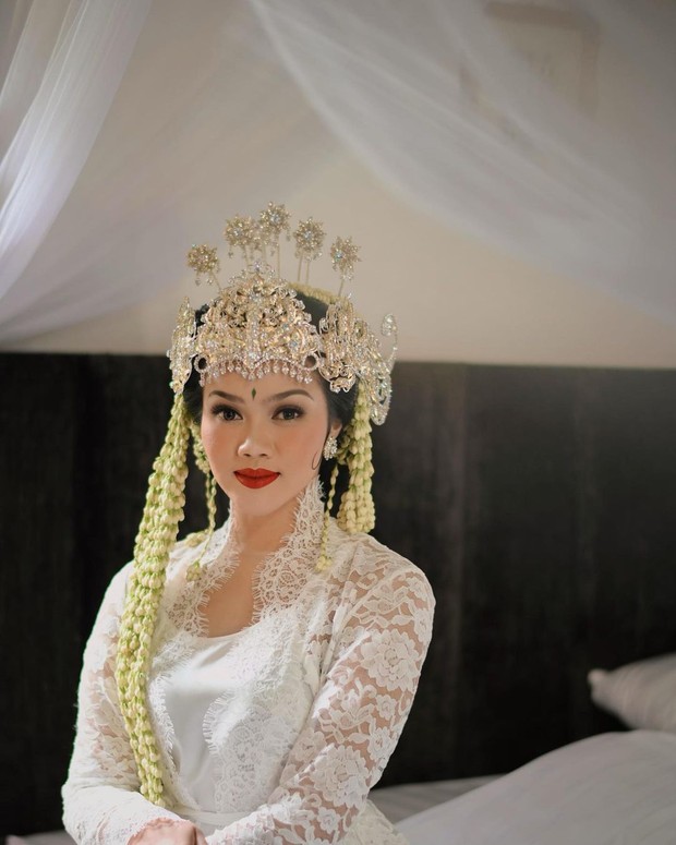 yura yunita tampil menawan dengan riasan pengantin sunda saat resepsi yura yunita tampil menawan dengan riasan pengantin sunda saat resepsi