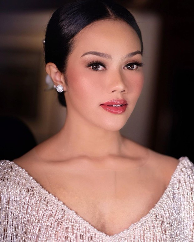 yura yunita tampil menawan dengan riasan pengantin sunda saat resepsi yura yunita tampil menawan dengan riasan pengantin sunda saat resepsi