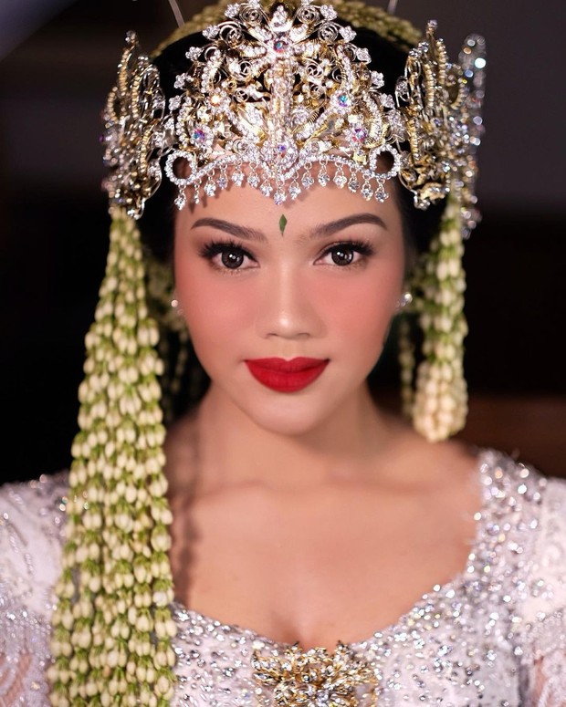 n Yura Yunita Tampil Menawan dengan Riasan Pengantin Sunda di Hari Pernikahan
