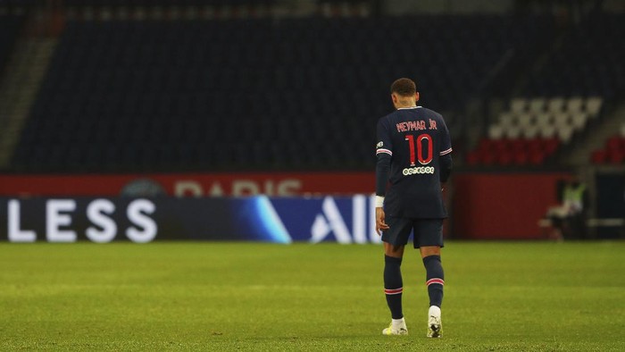 PSGs Neymar walks during the League One soccer match between Paris Saint Germain and Lyon, at the Parc des Princes stadium in Paris, France, Sunday, Dec. 13, 2020. (AP Photo/Thibault Camus)
