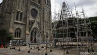 Pembuatan Pohon Natal Raksasa di Katedral Jakarta
