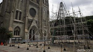Pembuatan Pohon Natal Raksasa di Katedral Jakarta