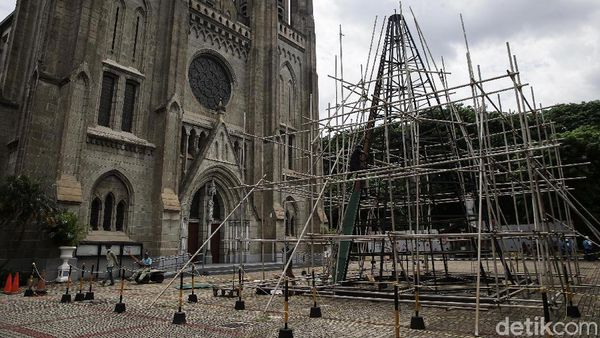 Pembuatan Pohon Natal Raksasa di Katedral Jakarta