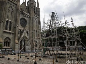 Pembuatan Pohon Natal Raksasa di Katedral Jakarta
