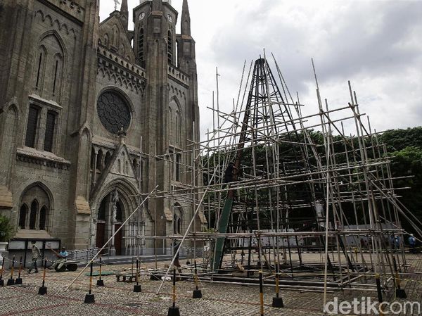 Pembuatan Pohon Natal Raksasa di Katedral Jakarta