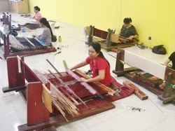 UMKM Songket Binaan Pertamina Berdayakan Wanita & Anak Putus Sekolah