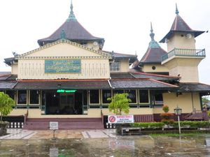 Pesona Masjid Keraton Sambas, Tertua di Kalimantan Barat Pesona Masjid Keraton Sambas, Tertua di Kalimantan Barat