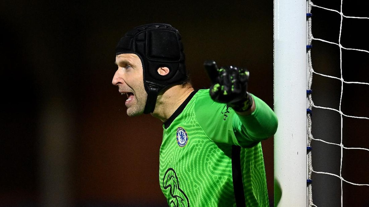 Petr Cech comeback dari pensiun dan membela Chelsea U-23. (Foto: Getty Images/Justin Setterfield)
