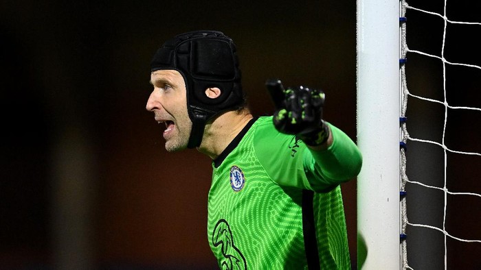 KINGSTON UPON THAMES, ENGLAND - DECEMBER 14: Petr Cech of Chelsea in action during the Premier League 2 match between Chelsea and Tottenham Hotspur at Kingsmeadow on December 14, 2020 in Kingston upon Thames, England. (Photo by Justin Setterfield/Getty Images)