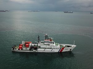 Kapal Keruk Karam di Batam, Kemenhub Kerahkan 4 Kapal Gelar Oil Boom