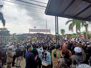 Desak Pembebasan Habib Rizieq, Ratusan Massa FPI Geruduk Polresta Bandung