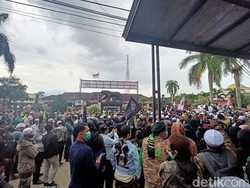Desak Pembebasan Habib Rizieq, Ratusan Massa FPI Geruduk Polresta Bandung
