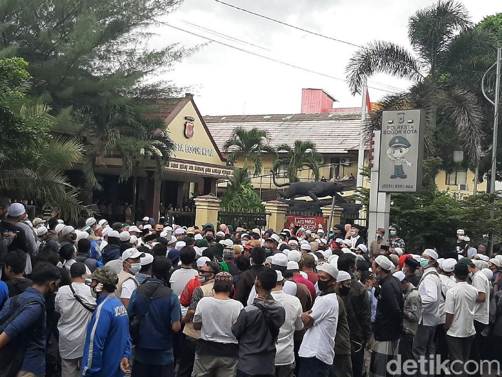 Desak Habib Rizieq Dibebaskan, Massa Datangi Polresta Bogor