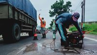 Jalan Berlubang Akibat Hujan Diperbaiki