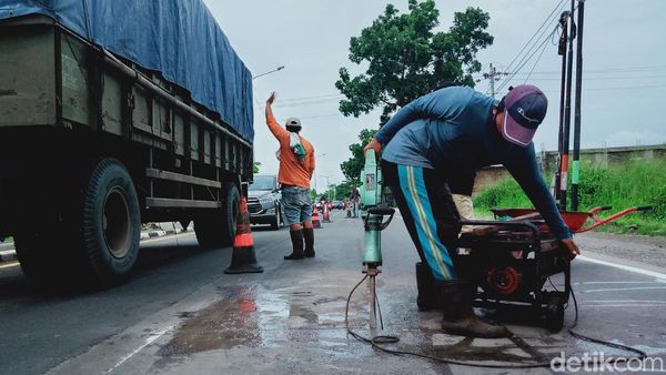 Jalan Berlubang Akibat Hujan Diperbaiki