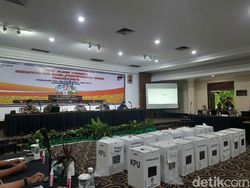 Rapat Pleno Rekapitulasi Pilwali Surabaya Diwarnai Skorsing