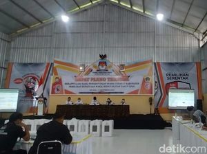 Rekapitulasi Pilkada Blitar Diwarnai Saksi Petahana Tolak Tanda Tangan Rekapitulasi Pilkada Blitar Diwarnai Saksi Petahana Tolak Tanda Tangan