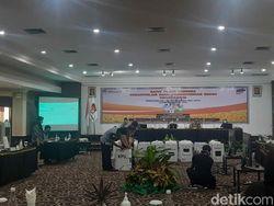 Hari Pertama Rekapitulasi Pilwali Surabaya Berjalan Alot