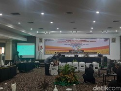 Hari Pertama Rekapitulasi Pilwali Surabaya Berjalan Alot