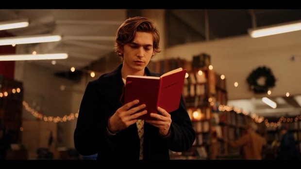 Ide ini terinspirasi dari Lily diepisode pertama, dimana Lily meninggalkan petunjuk ini di Toko Buku Strand yang kemudian ditemukan oleh Dash.