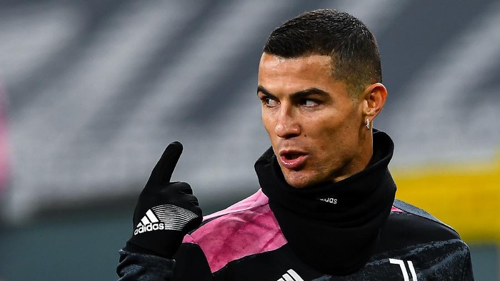 GENOA, ITALY - DECEMBER 13: Cristiano Ronaldo of Juventus during teams warm-up before the Serie A match between Genoa CFC and Juventus Fc at Stadio Luigi Ferraris on December 13, 2020 in Genoa, Italy. (Photo by Paolo Rattini/Getty Images)