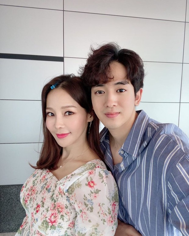 Ryu Phillip dan Shim Mina mengumumkan hubungannya pada tahun 2015 dan kabar tersebut berhasil mencuri perhatian publik, karena mereka memiliki selisih usia mencapai 17 tahun.