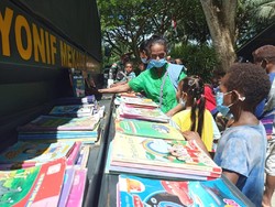 Bantu Cerdaskan Anak Perbatasan RI-PNG, TNI Ubah Truk Jadi Perpustakaan