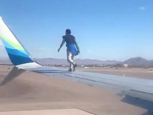 Edan, Detik-detik Pria Panjat Sayap Pesawat yang Mau Lepas Landas