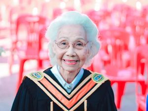 Sosok Nenek Viral yang Lulus Kuliah di Usia 88 Tahun