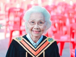 Sosok Nenek Viral yang Lulus Kuliah di Usia 88 Tahun