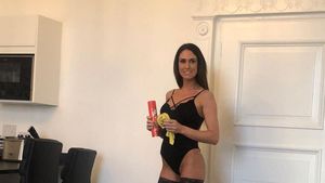 Foto: Tukang Bersih-bersih Tanpa Busana yang Jadi Kontroversi