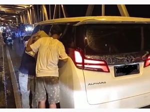 Alphard Kehabisan Bensin Lalu Diisi Eceran, Netizen: Mobil Mewah Rasa Pikap