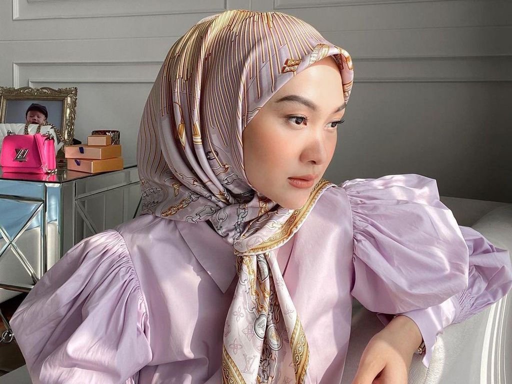 5 Tutorial Hijab Simpel dan Kekinian ala Indah Nada Puspita