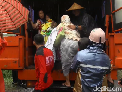 Ratusan Warga Diungsikan Setelah Banjir Lahar Terjang Sungai di Lereng Semeru