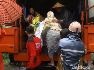 Ratusan Warga Diungsikan Setelah Banjir Lahar Terjang Sungai di Lereng Semeru Ratusan Warga Diungsikan Setelah Banjir Lahar Terjang Sungai di Lereng Semeru