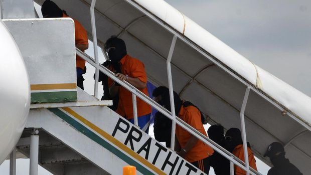 Petugas Densus 88 menggiring tersangka kasus terorisme di Bandara Radin Inten II Lampung Selatan, Lampung, Rabu (16/12/2020). Sebanyak 23 tahanan kasus terorisme yang berhasil ditangkap Densus 88 di sejumlah wilayah di Lampung dipindahkanke Mabes Polri  untuk dilakukan pemeriksaan lebih Lanjut. ANTARA FOTO/Ardiansyah/foc.