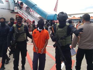 Tiba di Soetta, 23 Terduga Teroris Jaringan JI Dibawa ke Mabes Polri Tiba di Soetta, 23 Terduga Teroris Jaringan JI Dibawa ke Mabes Polri