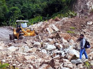 Alat Berat Bersihkan Material Longsor di Kawasan Geopark Ciletuh