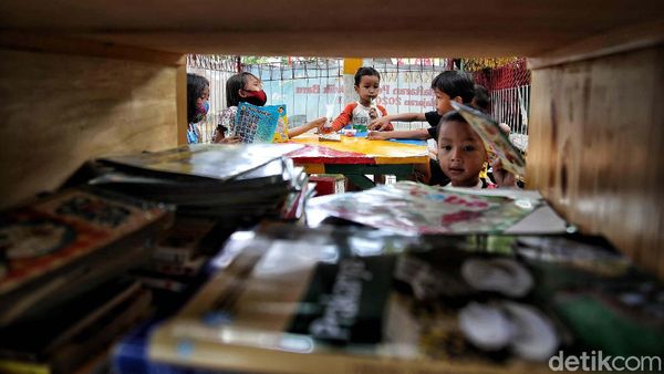 Anak-anak Rusun Koja Mengenal Dunia Lewat Ruang Baca