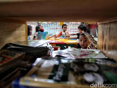 Anak-anak Rusun Koja Mengenal Dunia Lewat Ruang Baca