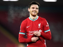 Saat Liverpool Juara, Andy Robertson Rayakan Pakai Jersey Chelsea