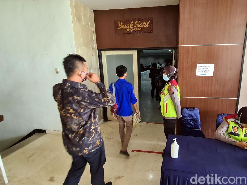 Aparat Pantau Ketat Prokes Saat Pleno Rekapitulasi KPU Sukabumi