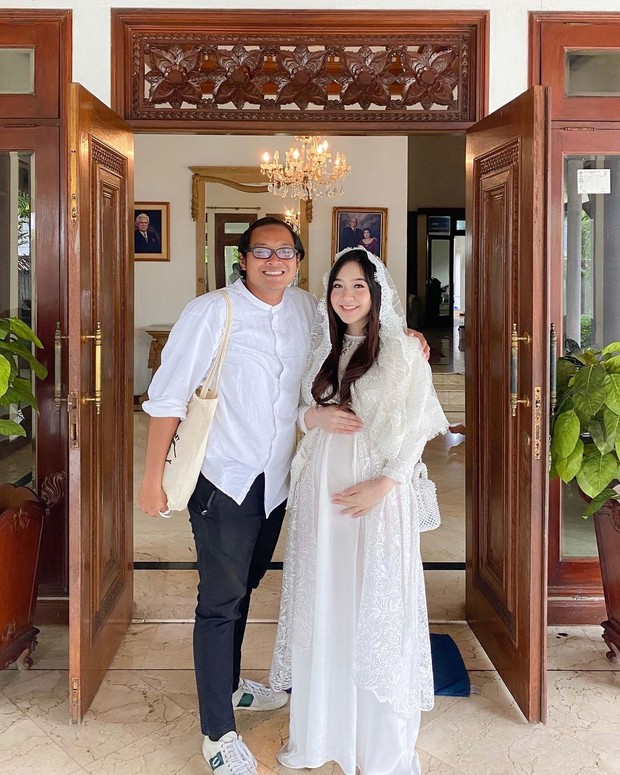 Astari Riri & Suami/sumber: Instagram.com/iga_ramadana Beauty vlogger hamil