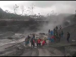 Lima Warga Terjebak Banjir Lahar Hujan Gunung Semeru
