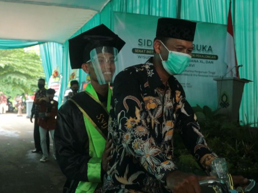 So Sweet! Mahasiswa Ini Dibonceng Bapak Naik Ontel Saat Wisuda Drive Thru So Sweet! Mahasiswa Ini Dibonceng Bapak Naik Ontel Saat Wisuda Drive Thru